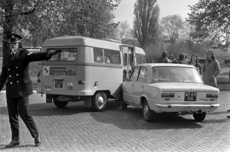 Overval en schietpartij bij Hiltonhotel, auto van overvallers na botsing, Bestanddeelnr 926-4002