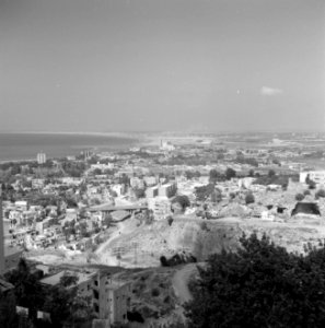 Overzicht van de stad Haifa en de haven, gezien vanaf het Karmelgebergte, Bestanddeelnr 255-2070