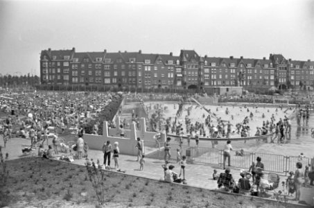 Overvolle zwembaden. Het Brediusbad aan de Spaarndammerdijk. Overzichtsfoto, Bestanddeelnr 920-4944