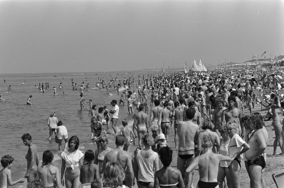 Overvol strand in Zandvoort door het warme weer, Bestanddeelnr 934-0273