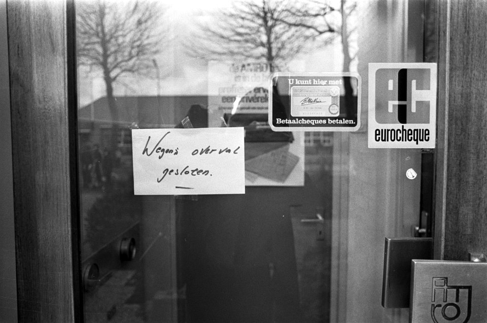 Overval op AMRO-bank in Badhoevedorp, bordje Wegens overval gesloten, Bestanddeelnr 926-1934