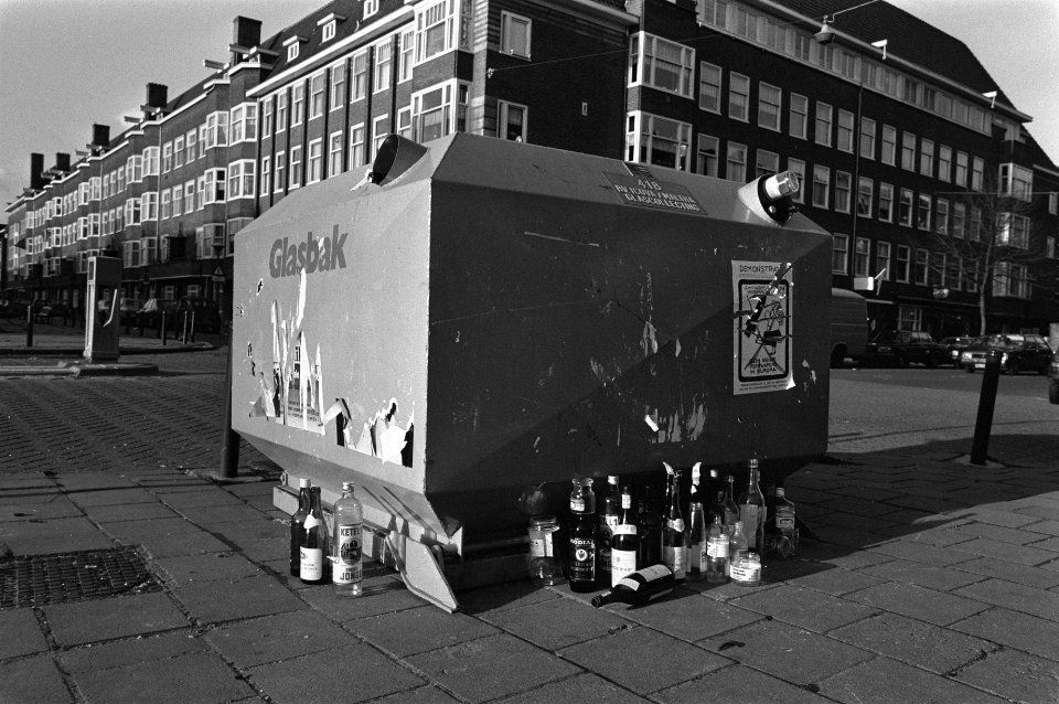 Overvolle glascontainer met flessen ernaast, Bestanddeelnr 931-8224
