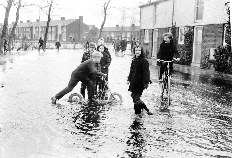 Overstroomde straten in Meppel. Jeugd speelt in het water, Bestanddeelnr 913-4342