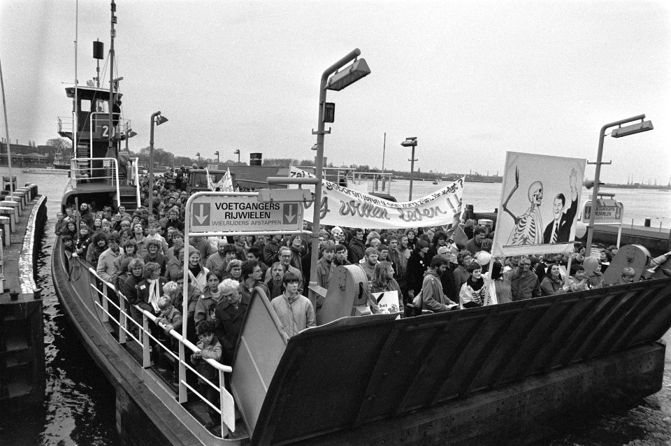 Overvolle pont op het IJ (met spandoek), Bestanddeelnr 931-8185