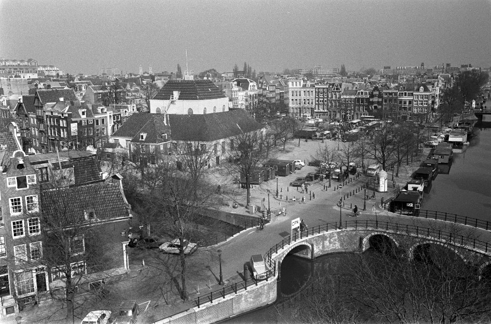 Overzicht Amstelveld vanuit hoogte (heel Amstelveld), men wachten op witkar, Bestanddeelnr 927-0838