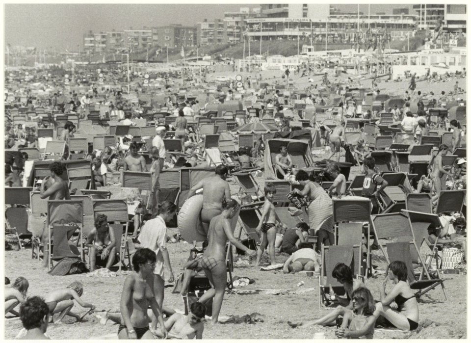 Overvol strand bij Zandvoort met de boulevard op de achtergrond. NL-HlmNHA 54005259