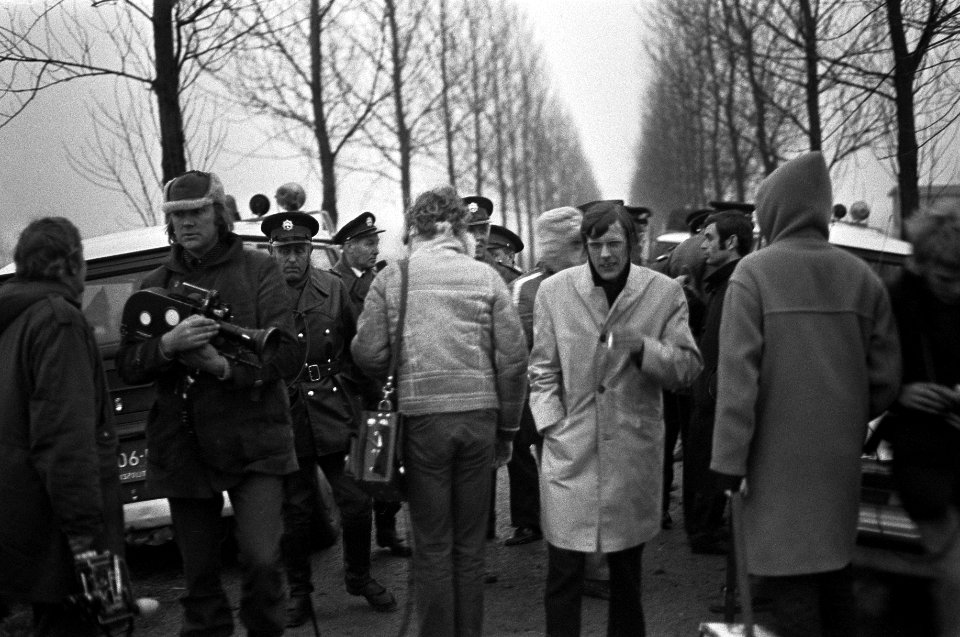 Overvallers van postagentschap gijzelen gezin in boerderij in Deil, politie bij , Bestanddeelnr 926-1903