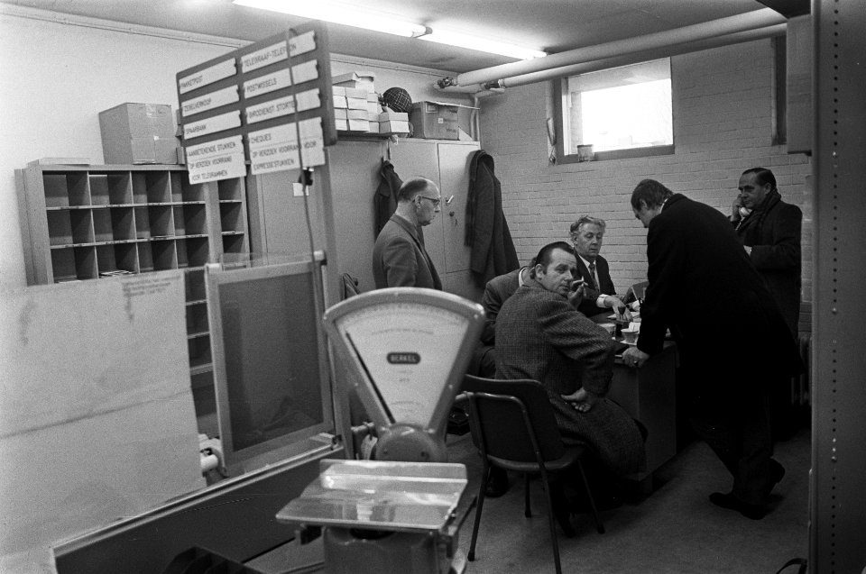 Overval op postagentschap in Haarlemse wijk Schalkwijk, politiemensen in het age, Bestanddeelnr 926-1932