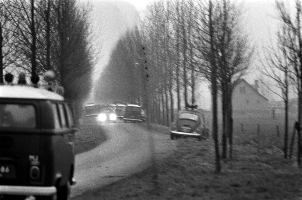 Overvallers van postagentschap gijzelen gezin in boerderij in Deil, politie bij , Bestanddeelnr 926-1897
