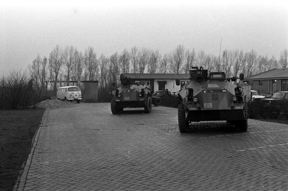 Overvallers van postagentschap gijzelen gezin in boerderij in Deil, pantserwagen, Bestanddeelnr 926-1881