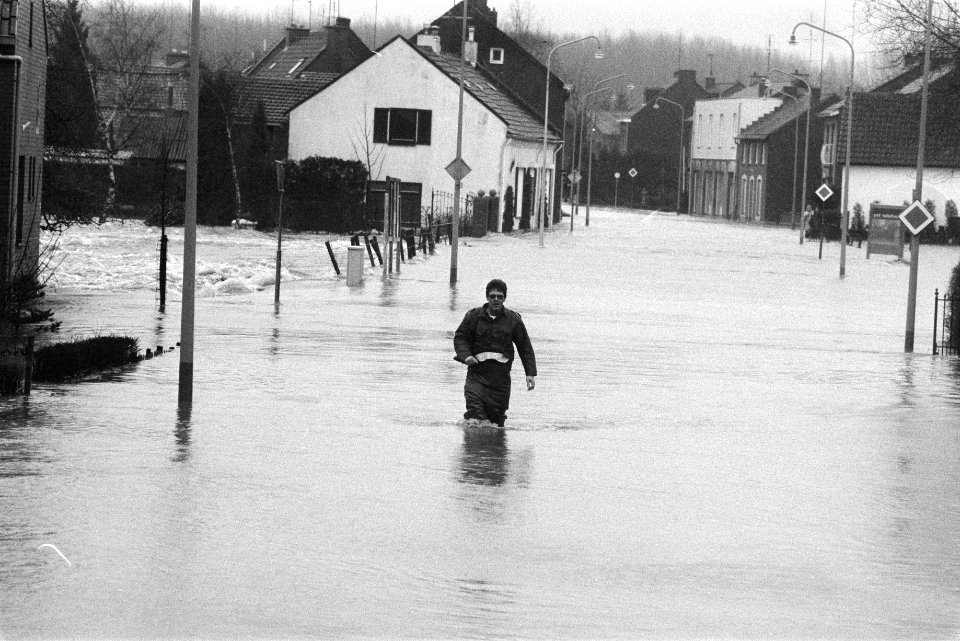 Overstromingen in Limburg in het dorpje Itteren man waad door het water, Bestanddeelnr 932-8624