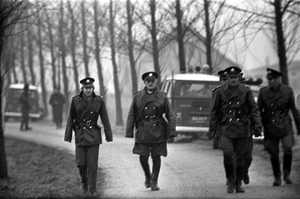 Overvallers van postagentschap gijzelen gezin in boerderij in Deil, politie bij , Bestanddeelnr 926-1899