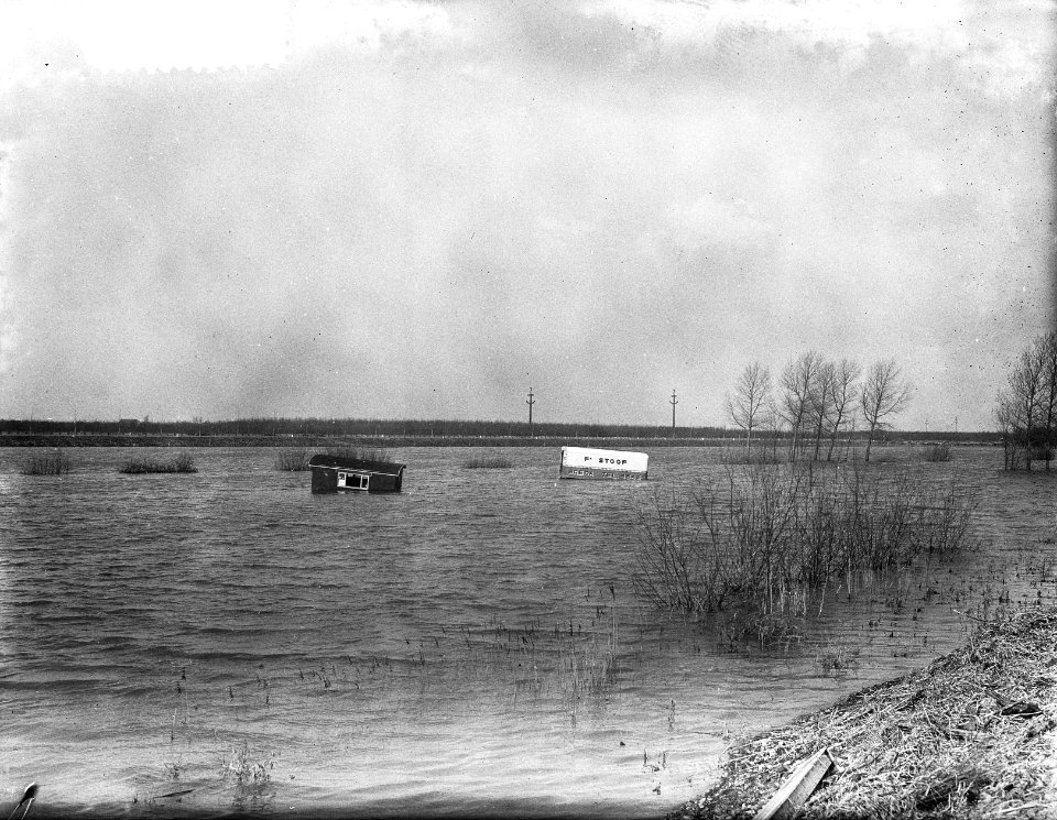 Overstromingsplaatsjes exclusieven. Ondergelopen autos op verkeersweg, Bestanddeelnr 905-5187