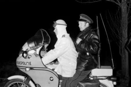 Overvallers van postagentschap gijzelen gezin in boerderij in Deil, politie met , Bestanddeelnr 926-1891