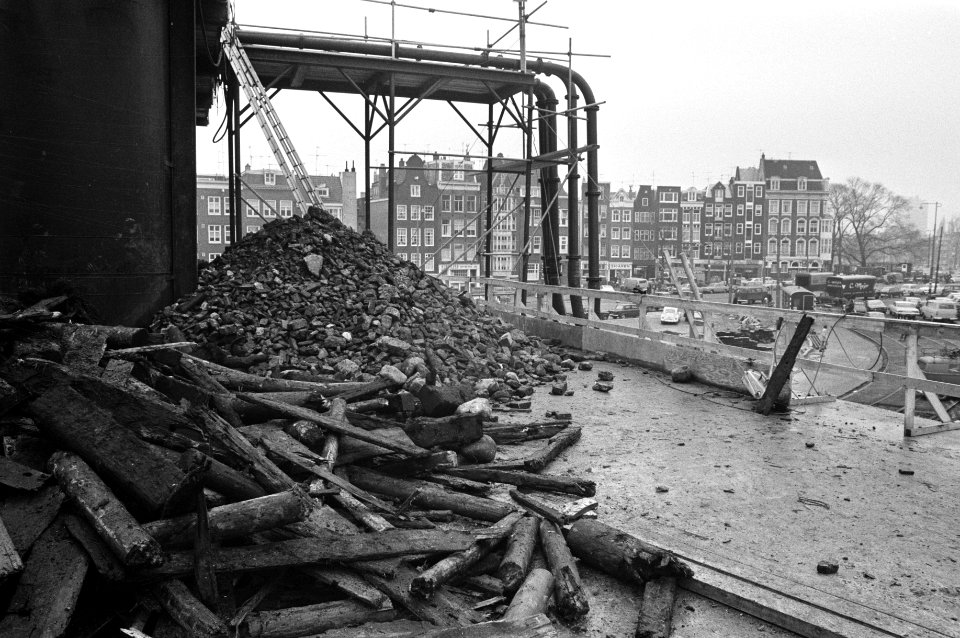 Overblijfselen van schepen gevonden bij metrowerkzaamheden Waterlooplein Amsterd, Bestanddeelnr 925-3085