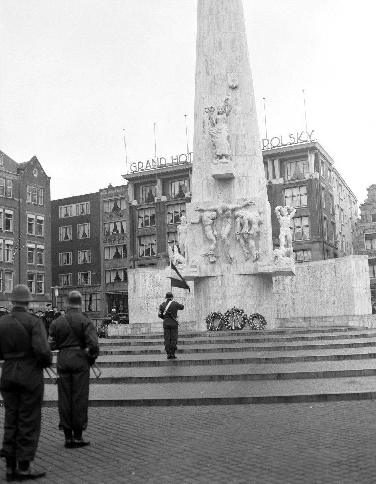 Overbrengen van de Hongaarse vlag naar het Koninklijk Paleis te Amsterdam met ko, Bestanddeelnr 908-2081
