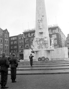 Overbrengen van de Hongaarse vlag naar het Koninklijk Paleis te Amsterdam met ko, Bestanddeelnr 908-2081