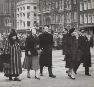 Overbrengen van de Hongaarse vlag naar het Koninklijk Paleis te Amsterdam met de, Bestanddeelnr 014-0845 cropped