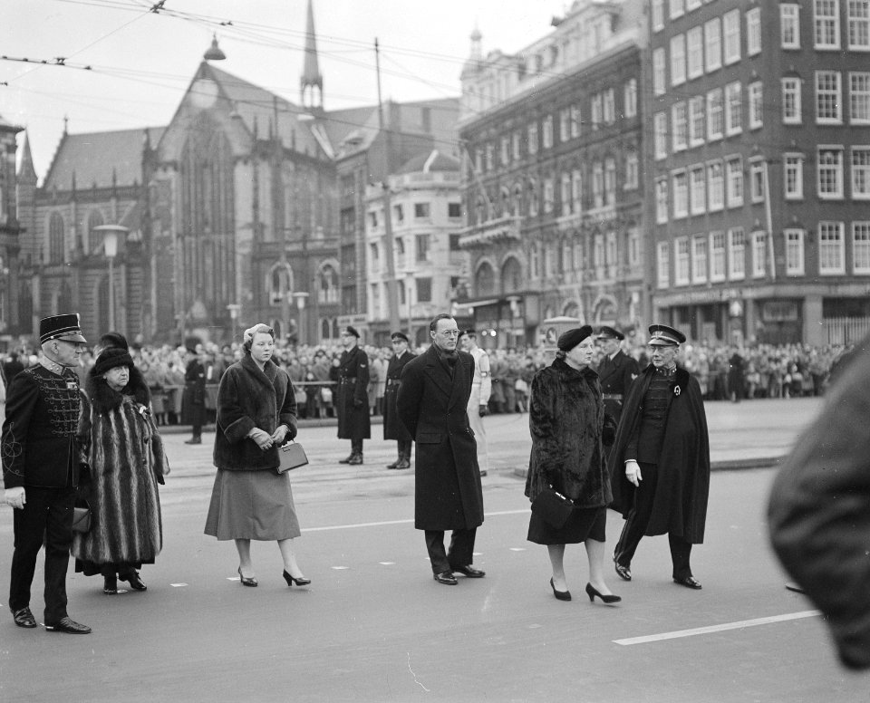 Overbrengen van de Hongaarse vlag naar het Koninklijk Paleis te Amsterdam met ko, Bestanddeelnr 908-2077