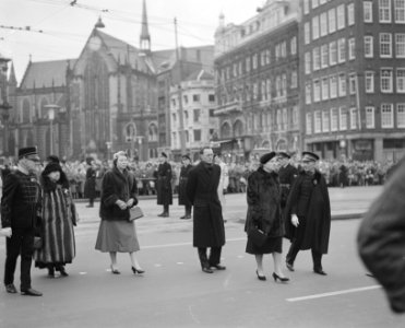 Overbrengen van de Hongaarse vlag naar het Koninklijk Paleis te Amsterdam met ko, Bestanddeelnr 908-2077