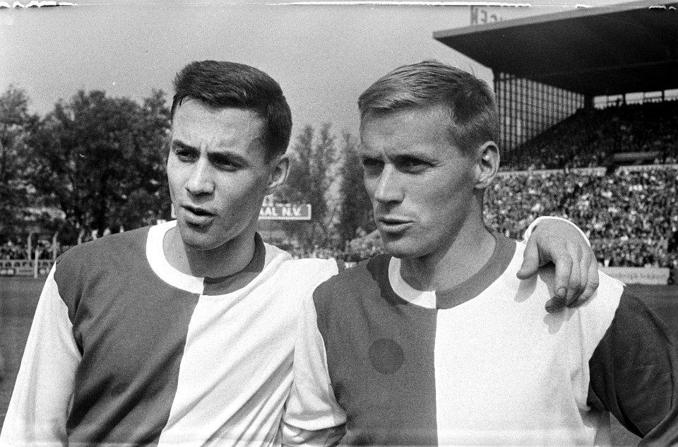 Ove Kindvall met rechts collega voetballer Bild, Bestanddeelnr 919-5504