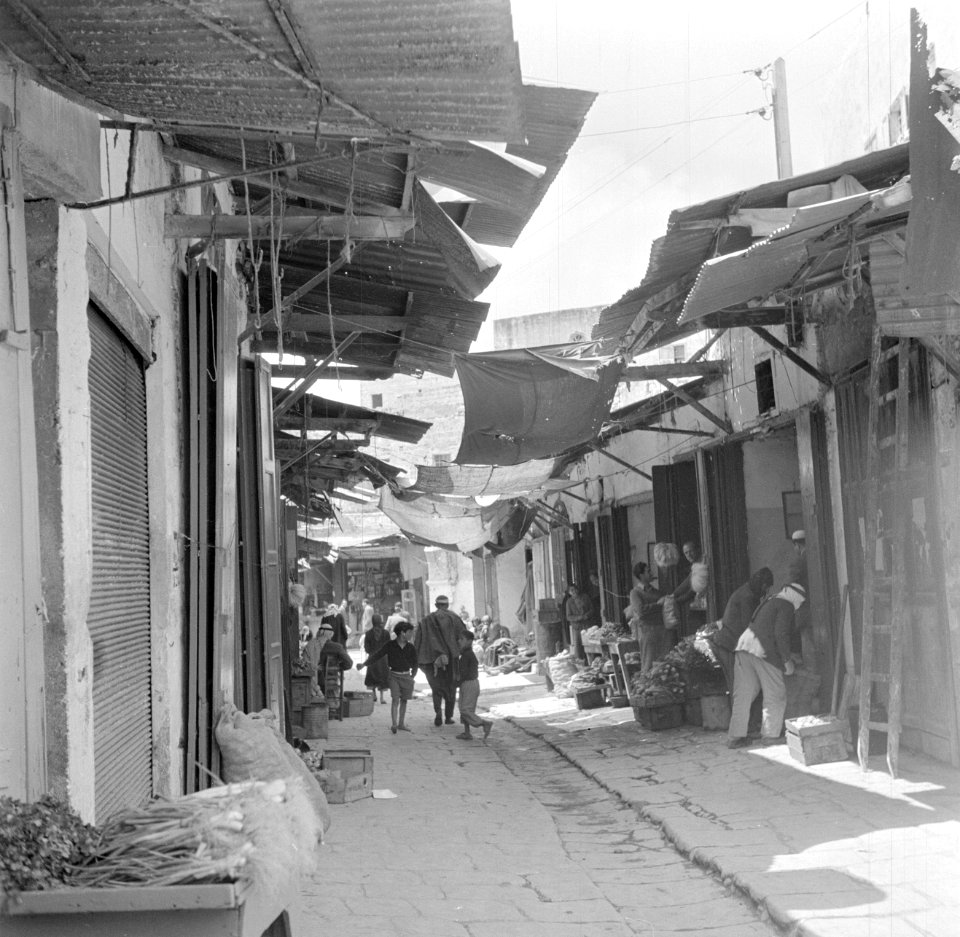 Overdekt straatje met winkels, Bestanddeelnr 255-0043