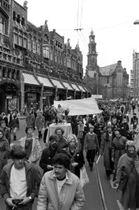 Overzicht van de Raadhuisstraat doodskist wordt in de stoet meegedragen, Bestanddeelnr 931-8174