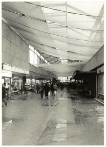 Overkappingswerkzaamheden van het winkelcentrum Schalkwijk in de Rivièradreef. NL-HlmNHA 54032150