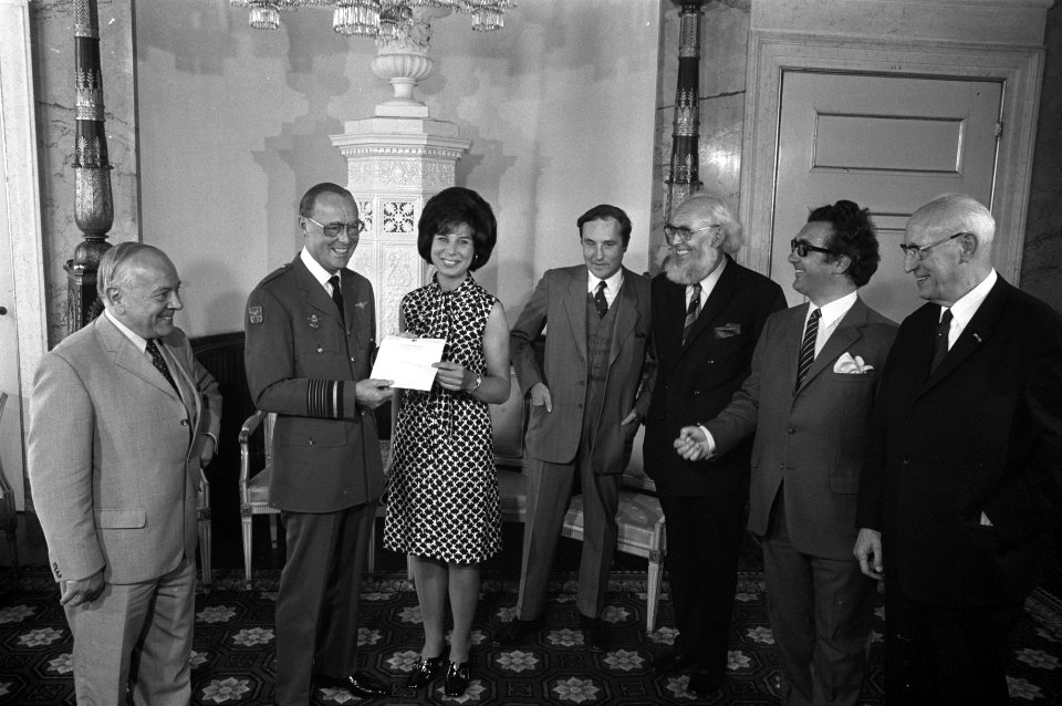 Overhandiging van de cheque door TROS-TV omroepster Mary Schuurman links Joop L, Bestanddeelnr 925-5884