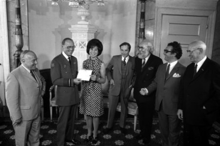 Overhandiging van de cheque door TROS-TV omroepster Mary Schuurman links Joop L, Bestanddeelnr 925-5884
