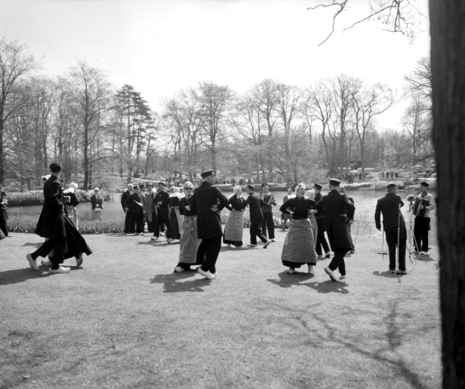 Overijsselse streekdag op de Keukenhof te Lisse, demonstratie van Overijsselse d, Bestanddeelnr 911-1825