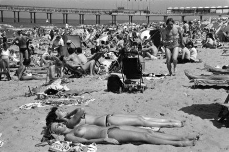 Overvol strand van Scheveningen in verband met het mooie weer, op de achtergrond, Bestanddeelnr 931-6069