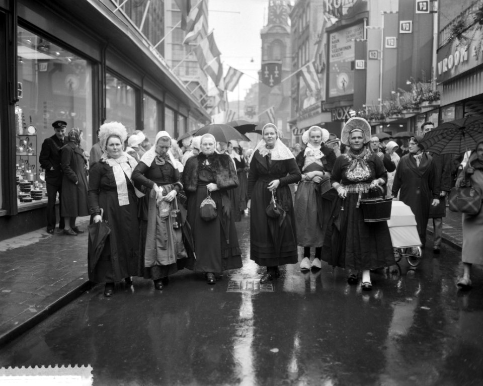 Overijsselse boerendansers in Amsterdam ter bevordering van het toerisme naar Ov, Bestanddeelnr 911-0856