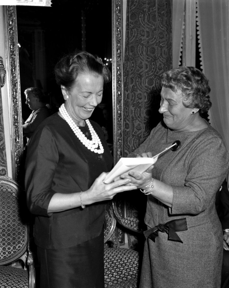 Overhandiging boek Geen tijd voor tranen . Mevrouw Wijsmuller Meyer biedt boek, Bestanddeelnr 913-1902