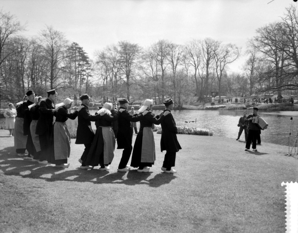 Overijsselse streekdag op de Keukenhof te Lisse, demonstratie van Overijsselse d, Bestanddeelnr 911-1823