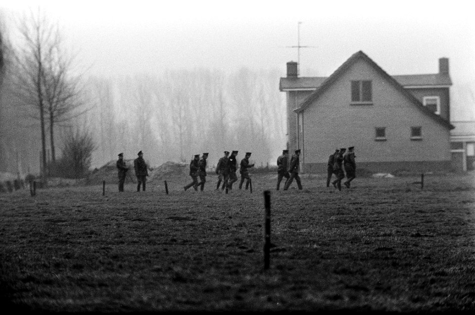 Overvallers van postagentschap gijzelen gezin in boerderij in Deil, politie bij , Bestanddeelnr 926-1902