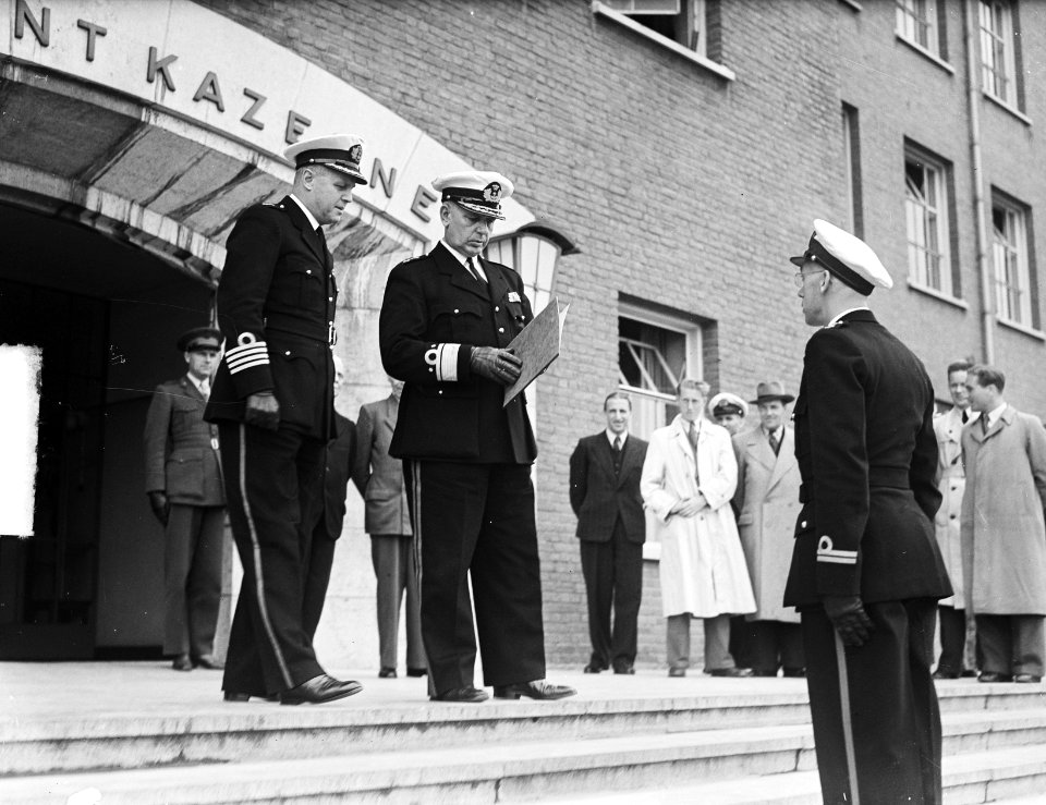 Overhandiging partituur mars Qua Patet Orbis -gecomponeerd door J.P. Laro, lid, Bestanddeelnr 903-4417