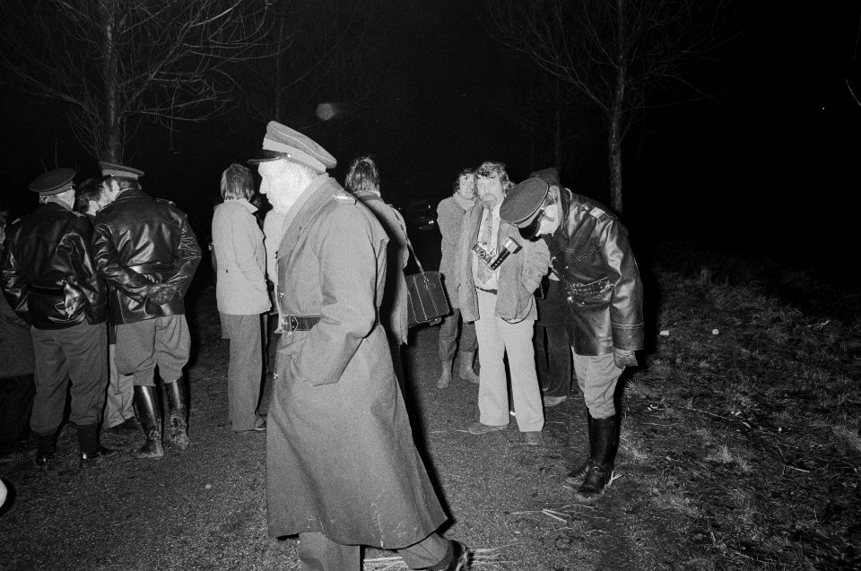 Overvallers van postagentschap gijzelen gezin in boerderij in Deil, politie met , Bestanddeelnr 926-1892