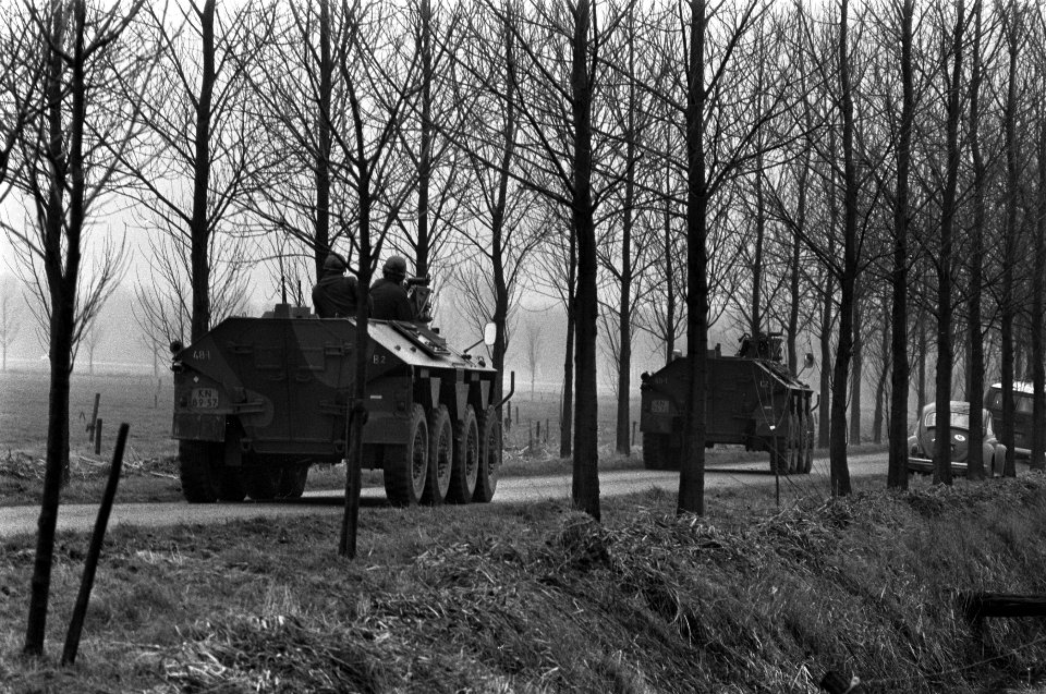 Overvallers van postagentschap gijzelen gezin in boerderij in Deil, pantserwagen, Bestanddeelnr 926-1895