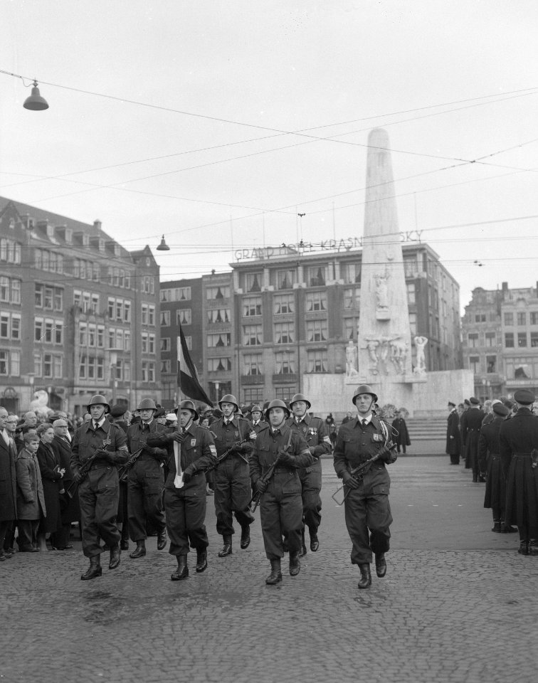 Overbrengen van de Hongaarse vlag naar het Koninklijk Paleis te Amsterdam met ko, Bestanddeelnr 908-2076