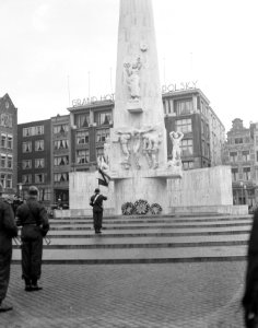 Overbrengen van de Hongaarse vlag naar het Koninklijk Paleis te Amsterdam met ko, Bestanddeelnr 908-2079