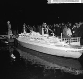 Overdracht miniiatuur van SS Rotterdam op Madurodam, Bestanddeelnr 918-0405