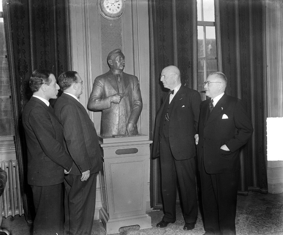 Overdracht in Tweede Kamer. Borstbeeld van Troelstra, Bestanddeelnr 903-9318