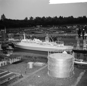 Overdracht miniiatuur van SS Rotterdam op Madurodam, Bestanddeelnr 918-0407