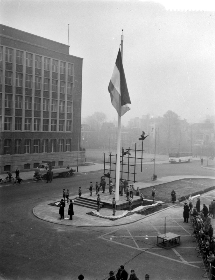 Overdracht in Den Haag van de permanente bevrijdingsvlag te Den Haag , overzicht, Bestanddeelnr 910-1469
