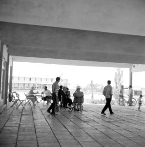 Overdekt terras met bezoekers, Bestanddeelnr 255-3083