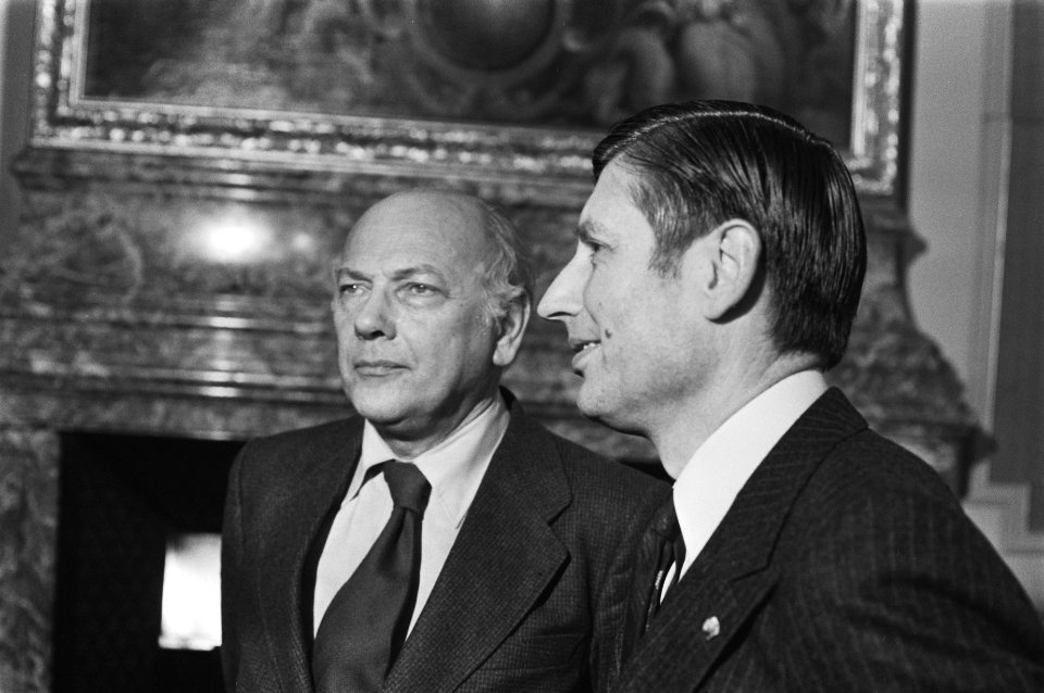 Overdracht Ministerie Algemene Zaken van Den Uyl (r) aan nieuwe premier Van Agt, Bestanddeelnr 929-4896