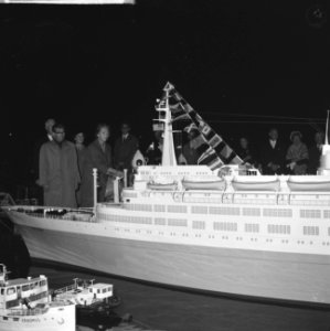 Overdracht miniiatuur van SS Rotterdam op Madurodam, Bestanddeelnr 918-0404