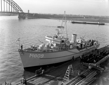 Overdracht mijnenveger Naaldwijk te Alblasserdam scheepswerf De Noord, Bestanddeelnr 907-4917