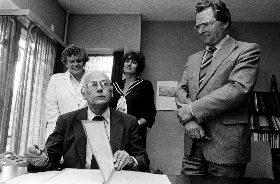 Overdracht ministerie van SoZa en Werkgelegenheid door Den Uyl aan De Graaf (CDA, Bestanddeelnr 932-1914